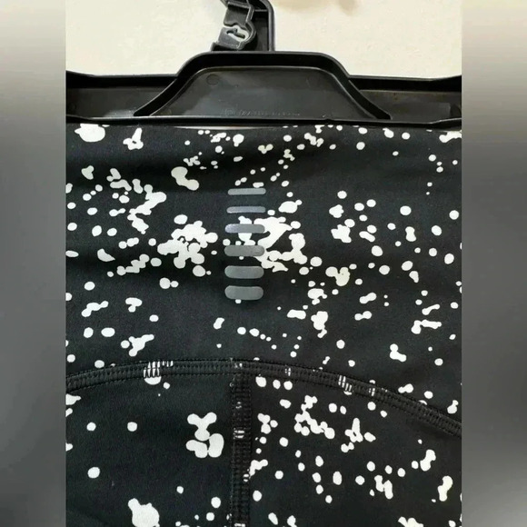 UnderArmour Black and White Print Compression Capri Leggings - Size M & XS - Picture 7 of 12